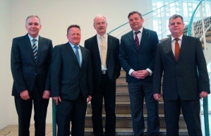 Dr. Falk Ihrig  (Stadtwerke Saarbrücken Beteiligungsgesellschaft), Thomas Brach (Gemeindewerke Kleinblittersdorf), Stephan Strichertz (Bürgermeister der Gemeinde Kleinblittersdorf), Peter Edlinger und Dr. Thomas Severin (Stadtwerke Saarbrücken) beim Partnertreffen