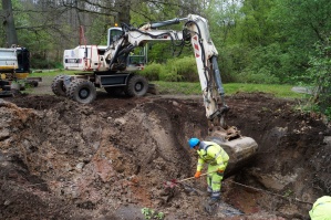 Riss in der Wassertransportleitung im Meerwiesentalweg sorgte für erhebliche Unterspülung der Straße. 