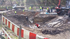 Baustelle im Meerwiesertalweg nach dem Riss in der Wassertransportleitung 